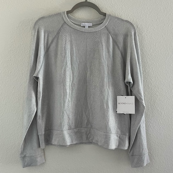 NWT BEYOND YOGA | Brushed Knit Printed Favorite Raglan in Gray Leopard | Size M - Picture 3 of 10